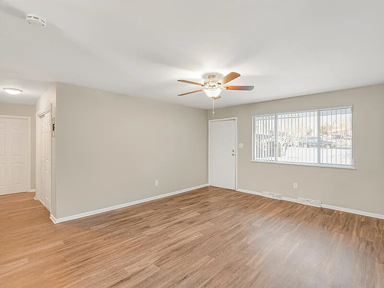 Bella Vista Apartments — Photo 9