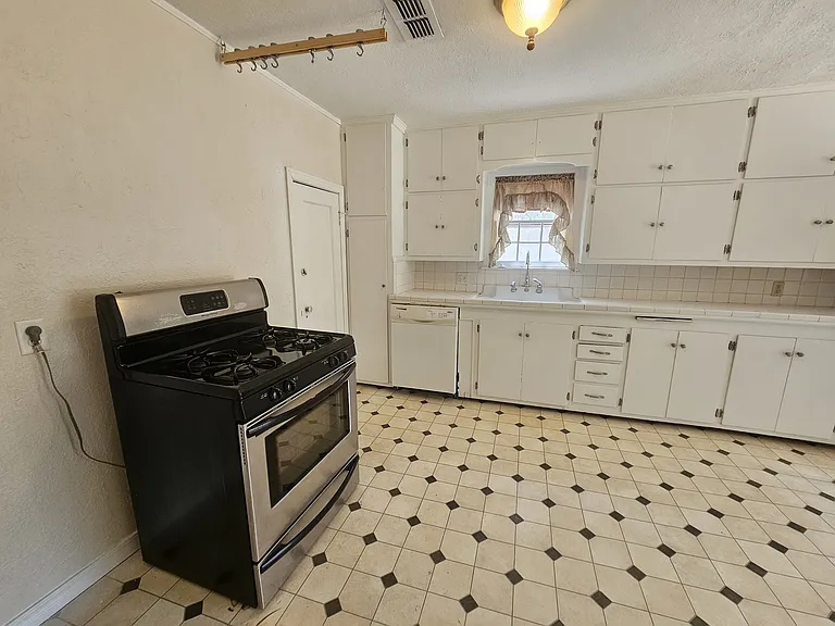 1331 NW Cherry Ave — Photo 6
