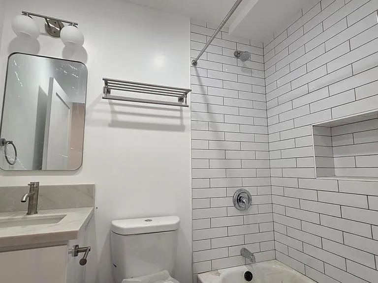 917 1/2 N Ridgewood Pl — Photo 5