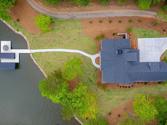 3rd image of 2560 Cherokee Dr