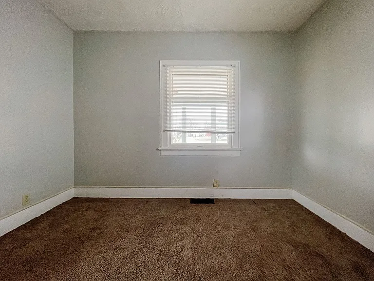 1317 W Memorial Dr — Photo 8