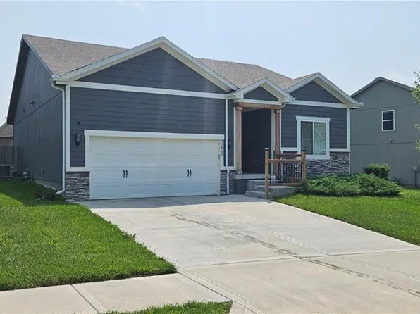 12432 Live Oak Cir, Peculiar, MO 64078