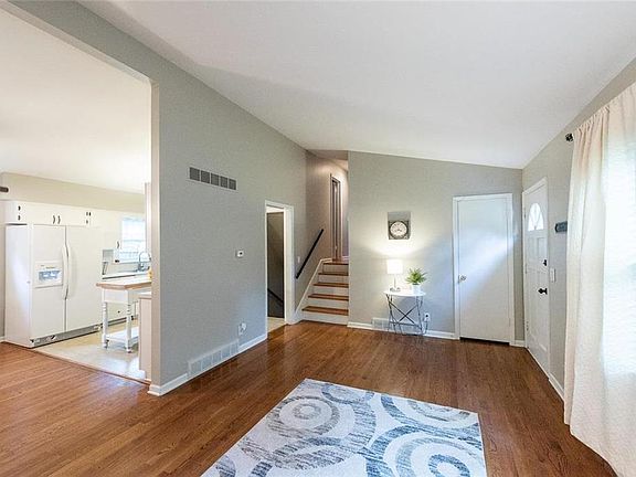 4th image of 431 Monterey Ave