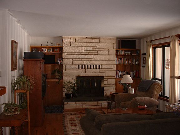 Livingroom w/gas fireplace