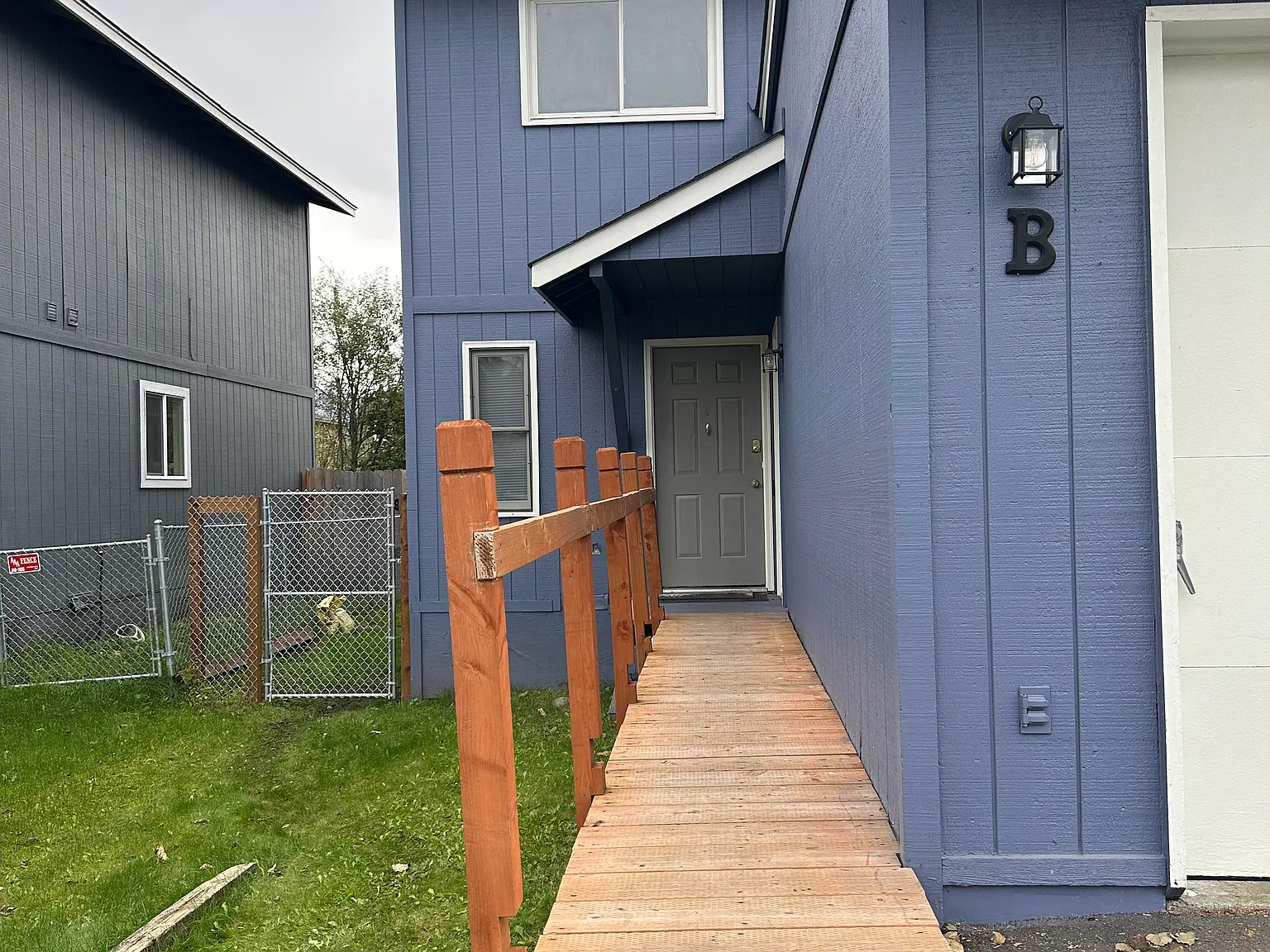 3 bed, 1.5 bath, 1350 sqft, $2,400 — Photo 2