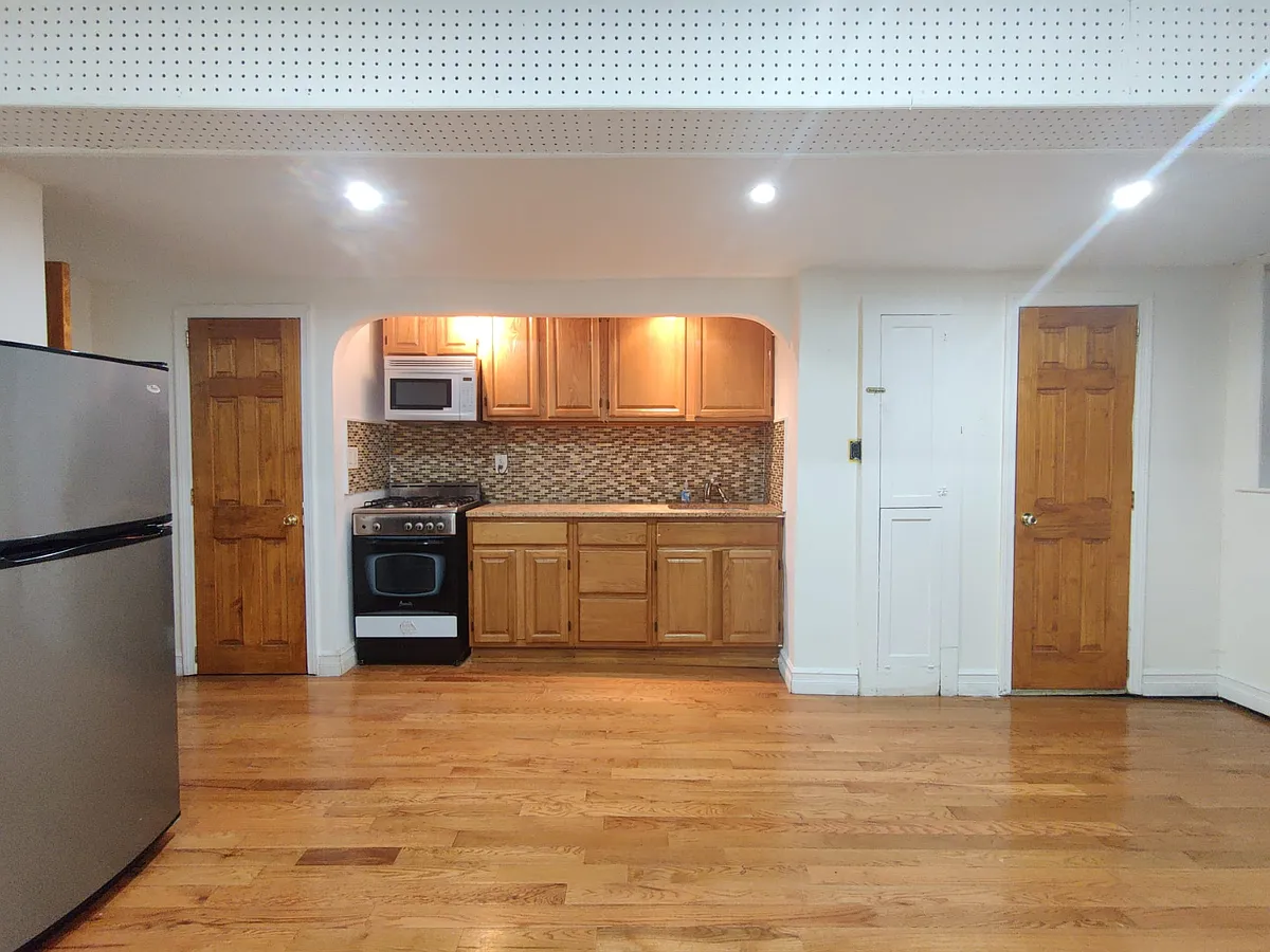 Building Photo - 125 E 49th St #1