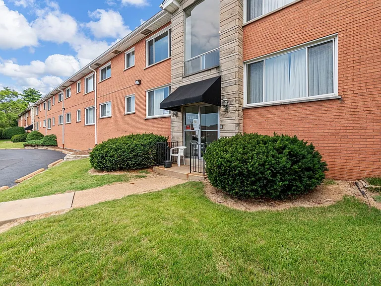 7201-05 Gravois Apartments — Photo 11
