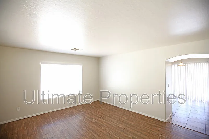 3 bed, 2.0 bath, 1090 sqft, $1,695 — Photo 3