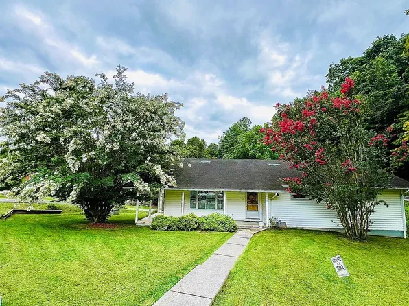 118 The Lake Rd, Clintwood, VA 24228