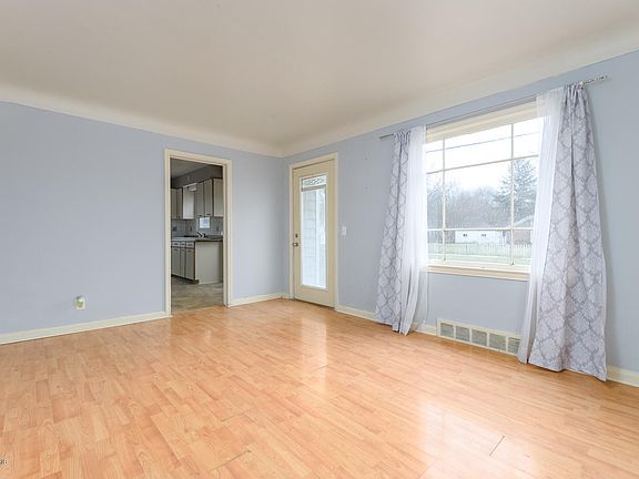 4th image of 2509 Dearborn Ave