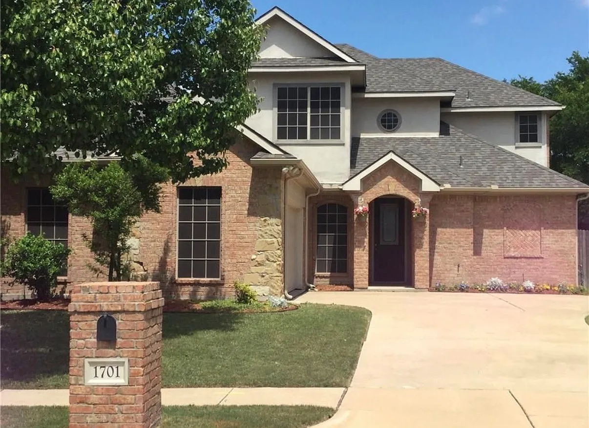 4 bed, 2.5 bath, 2456 sqft, $2,950 — Photo 1
