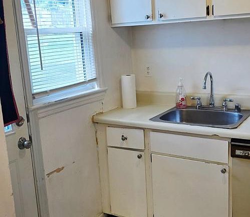 3rd image of 2552 Iverson St