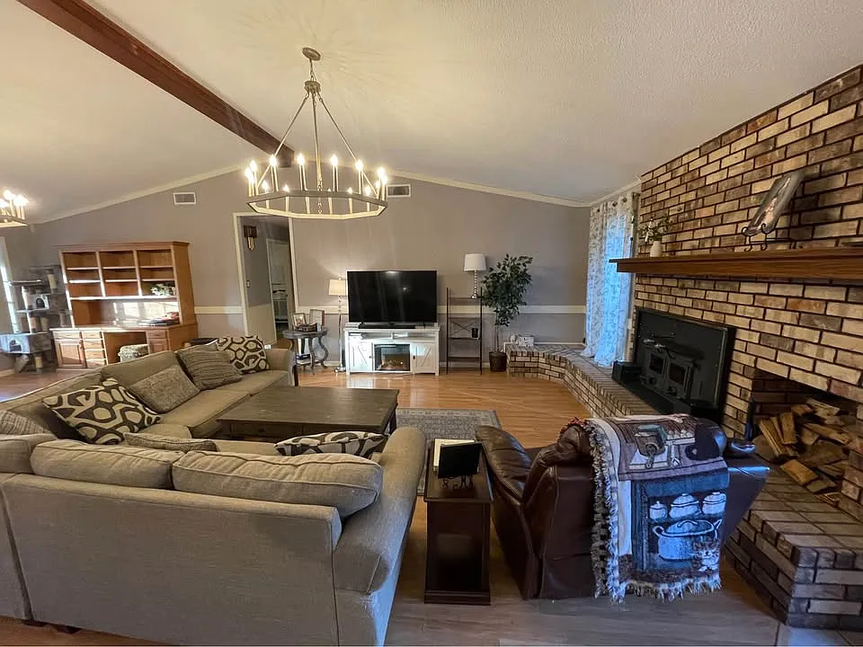 3 bed, 2140 sqft, $2,400 — Photo 2