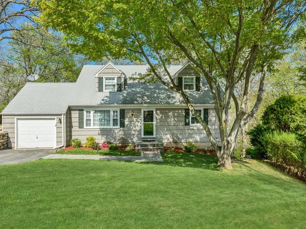 9 Lantern Ln, Greenwich, CT 06831