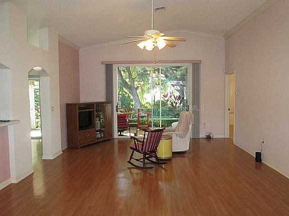 3rd image of 826 Old Oaks Ln