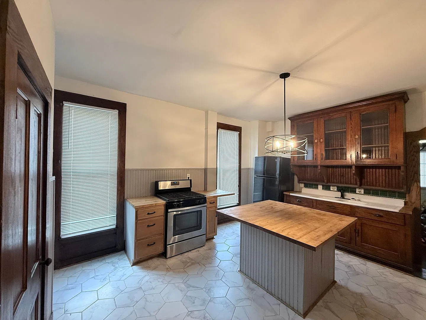 Spacious 4 bed / 1.5 bath home — Photo 4