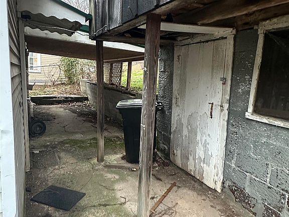 4th image of 318 Broad St