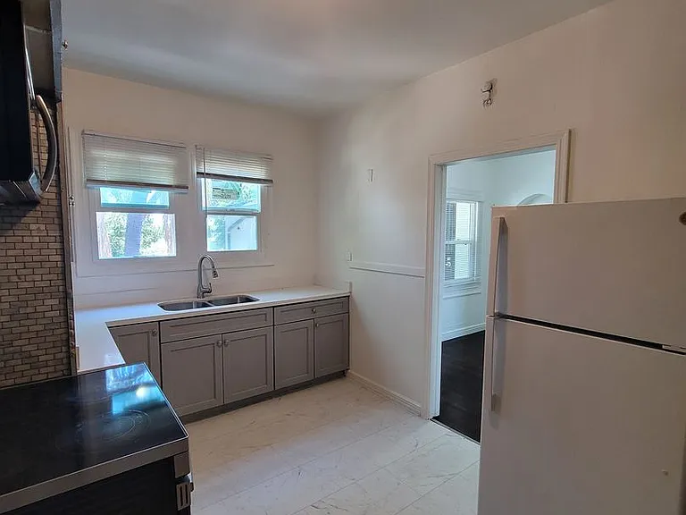 618 W 7th St — Photo 19