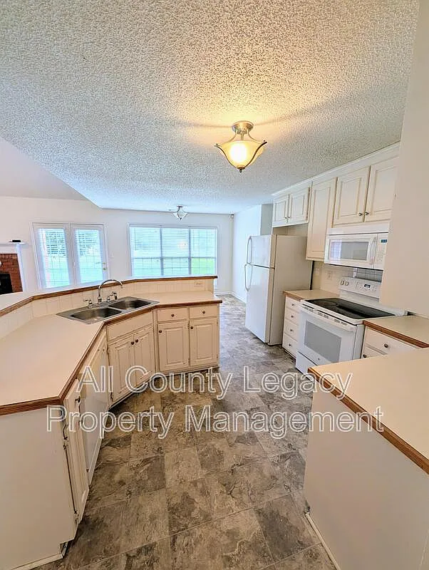 3 bed, 2.0 bath, 1956 sqft, $2,095 — Photo 4