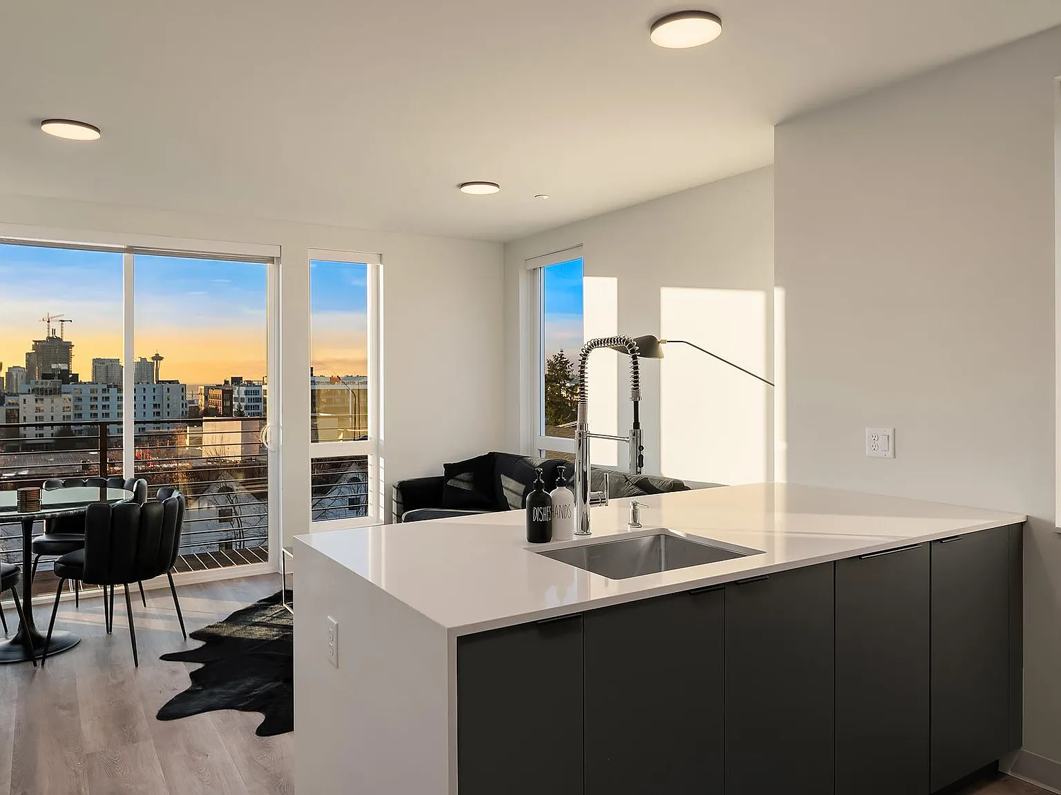 1 bed, 566 sqft, $1,958 — Photo 3