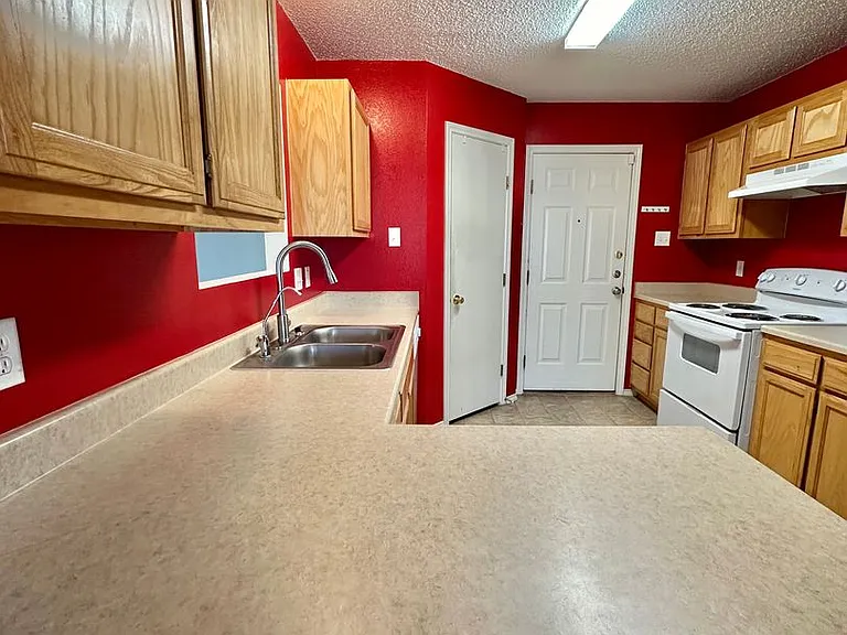1206 Elmo Ln — Photo 9