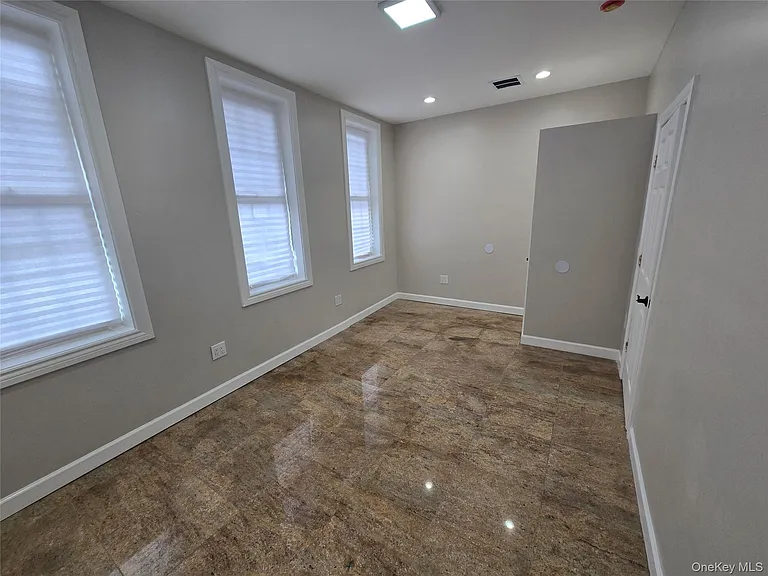 10750 Van Wyck Expy — Photo 4
