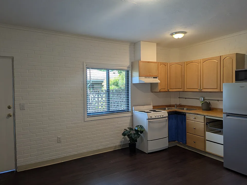 Interior front door, living, kitchen