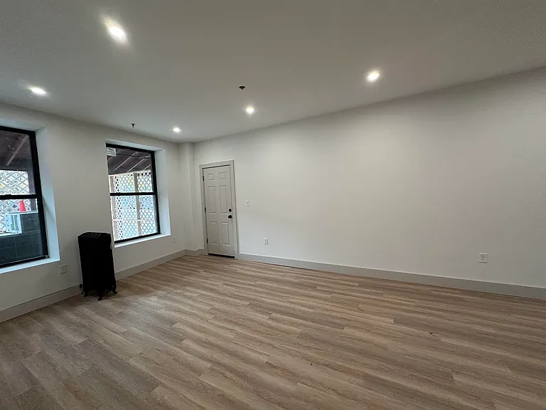 114 Main St #101 — Photo 4