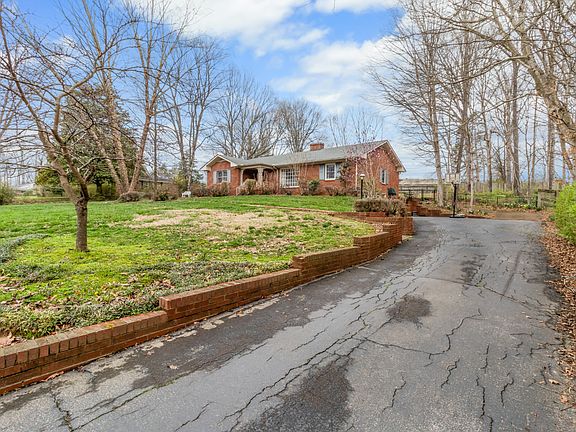 4th image of 2311 Dogwood Ln