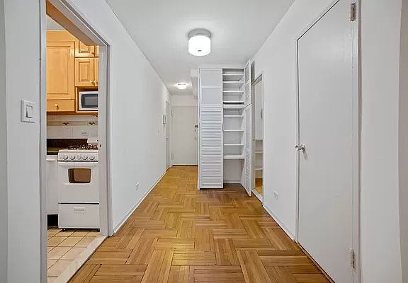 4th image of 420 E 55th St APT 6U