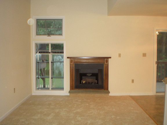 living room w/gas firepl.