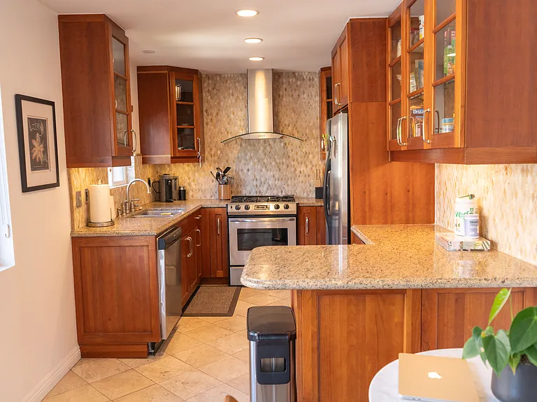 1154 S Barrington Ave #106 — Photo 1