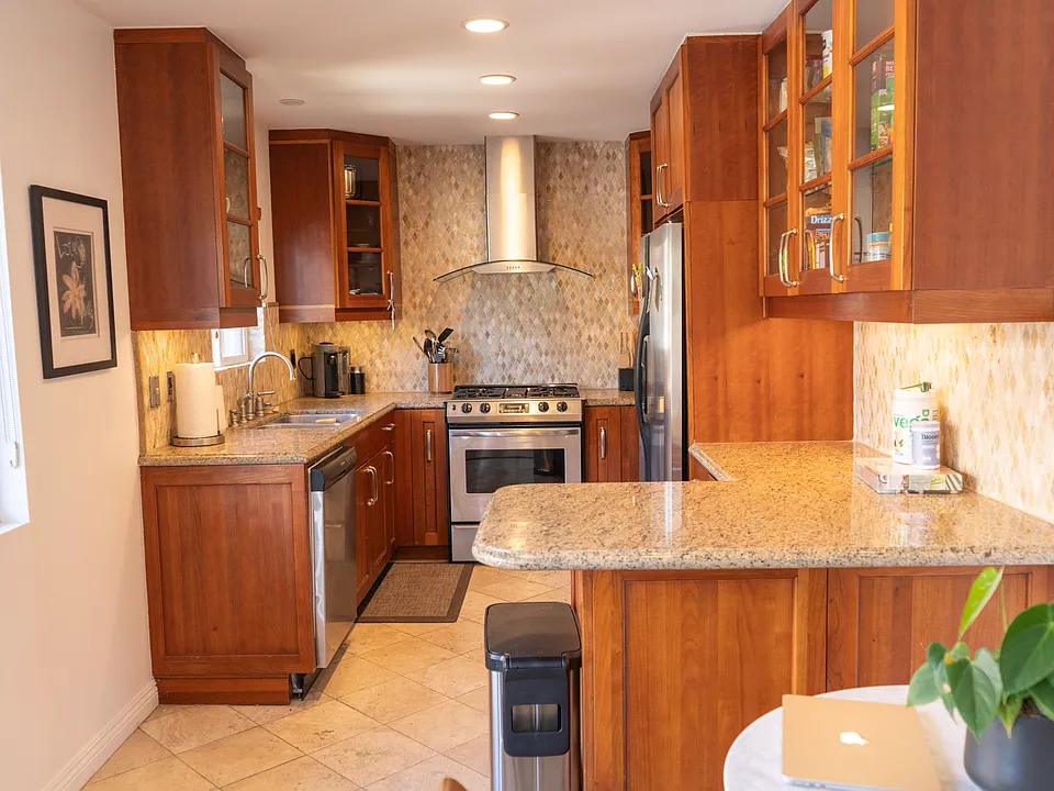 1154 S Barrington Ave #106