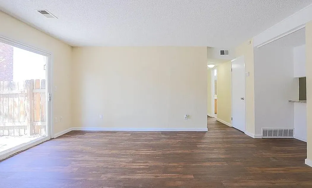 3 bed, 1009 sqft, $2,050 — Photo 3