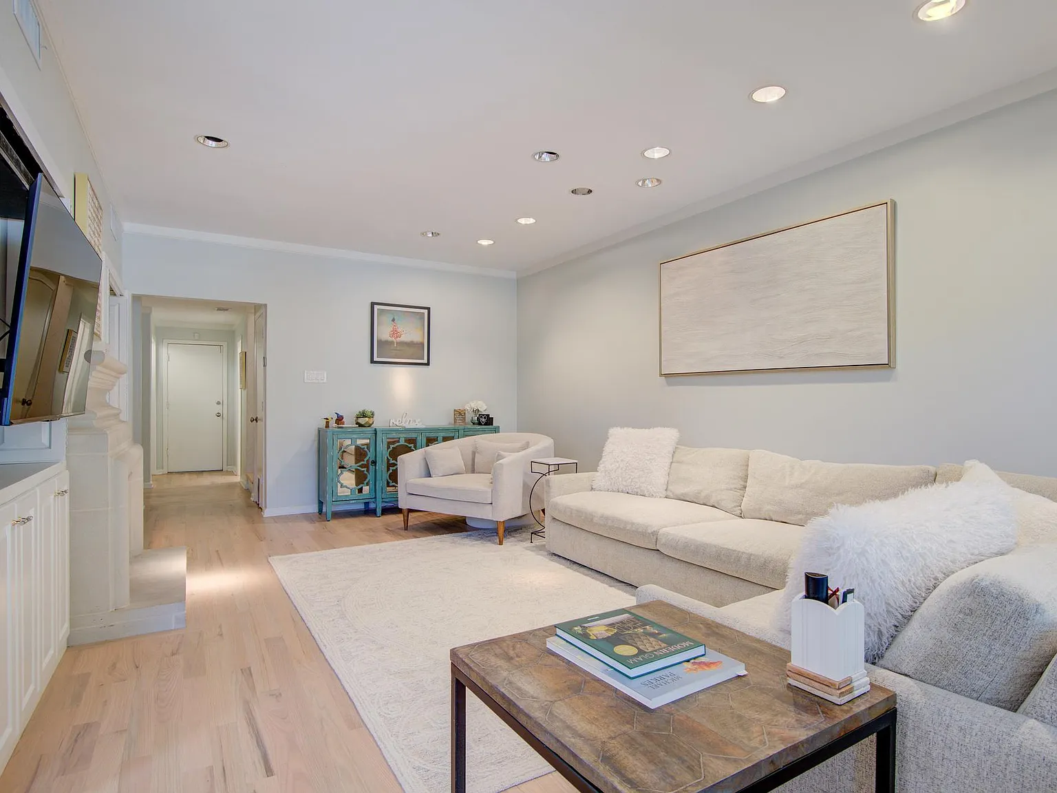 3 bed, 2.5 bath, 2344 sqft, $4,000 — Photo 4