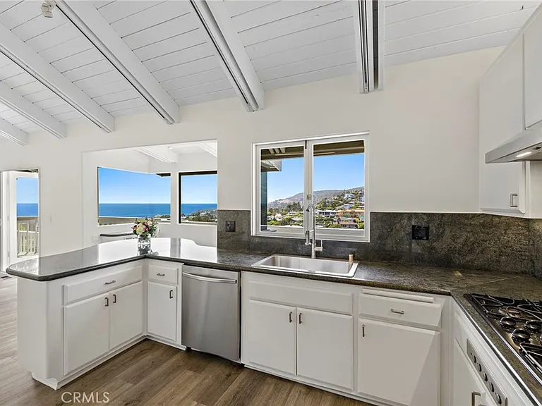 665 Temple Hills Dr — Photo 4