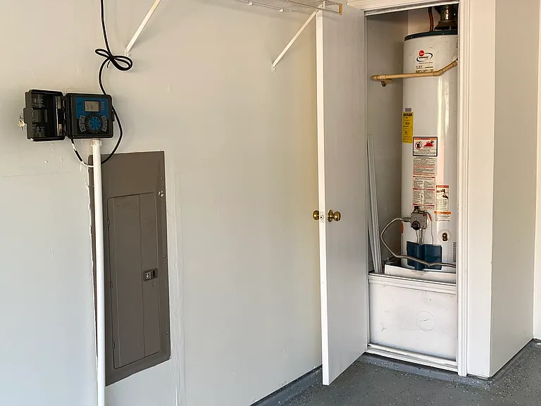 Water Heater / Powered by Natural Gas