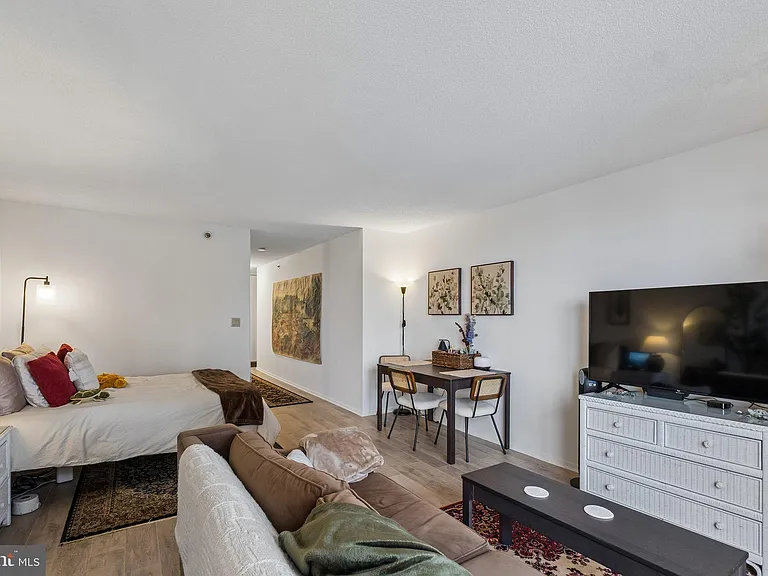 2020 Walnut St #12F — Photo 4
