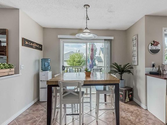 5th image of 157 W Creek Cres