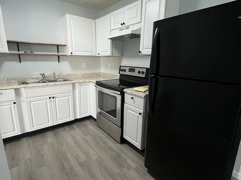 326 Stratford Way — Photo 3
