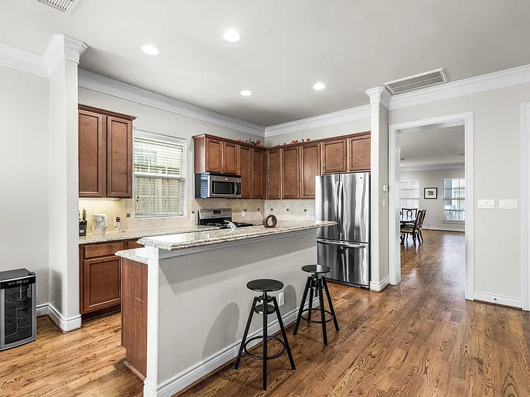 821 W 26th St — Photo 11