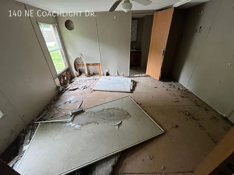 140 NE Coachlight Dr — Photo 3