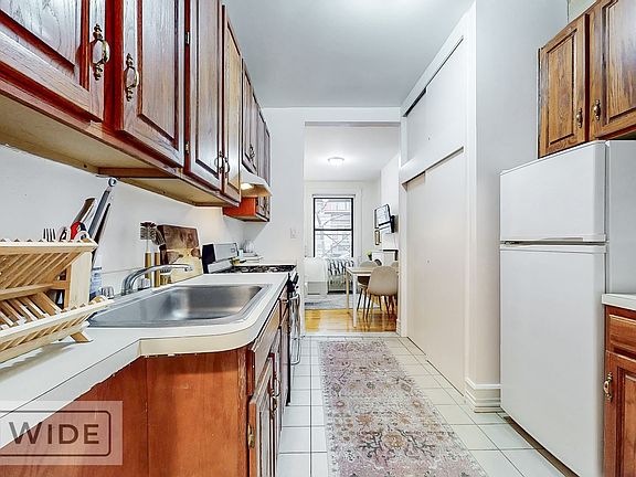 3rd image of 211 W 80th St APT 1a