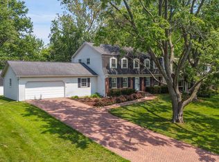 26W266 Tomahawk Dr, Wheaton, IL 60189