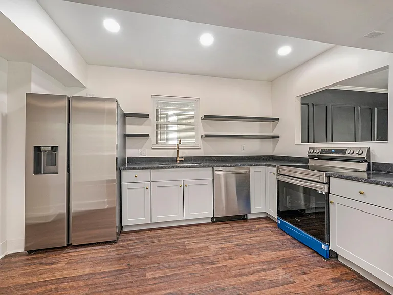 2828 Summit St — Photo 6