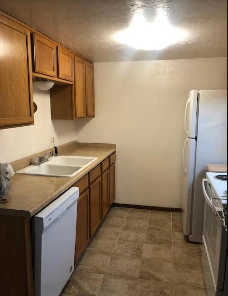2 bed, 1.5 bath, 890 sqft, $650 — Photo 2
