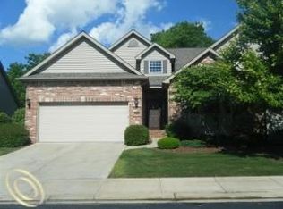 13093 Harbor Landings Dr, Fenton, MI 48430