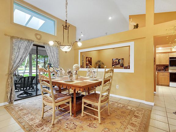 5th image of 16742 Willow Creek Dr