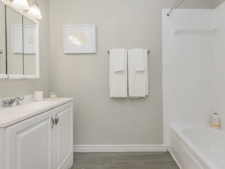 Valencia Grove Apartments — Photo 8