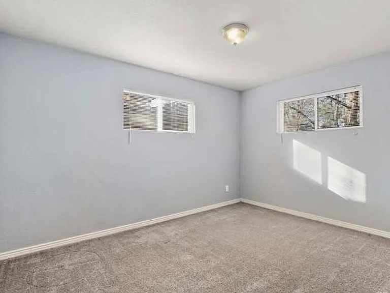 1050 Locust Pl — Photo 12
